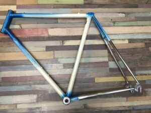 Cadre artisanal T57 chromé bleu et blanc Cadre Vélo Les Mains Dans Le Guidon