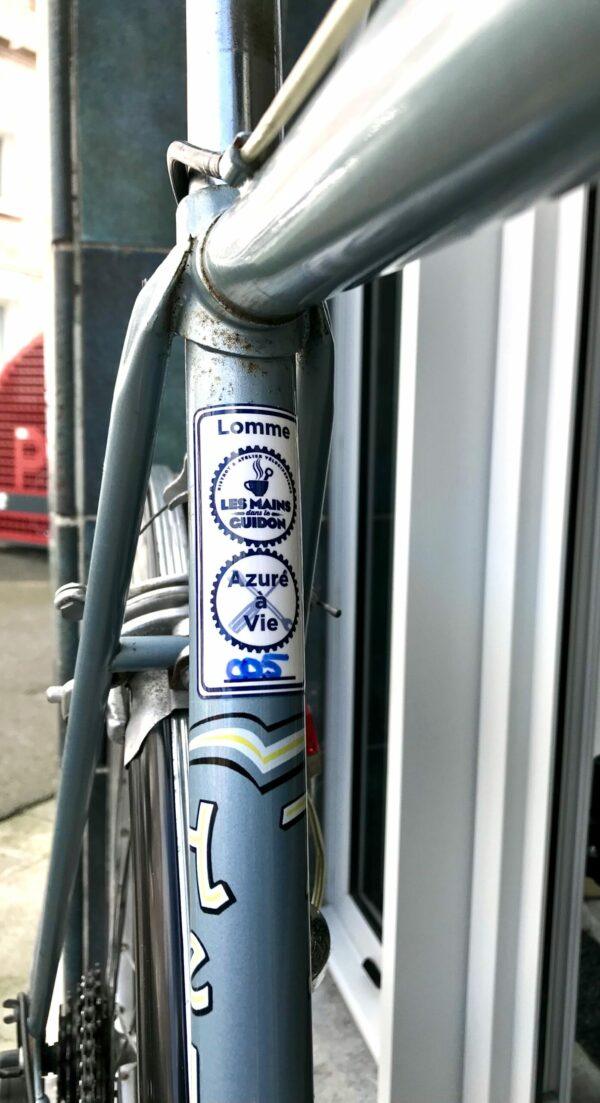 Randonneuse HELYETT T52 Vélo azuré Les Mains Dans Le Guidon