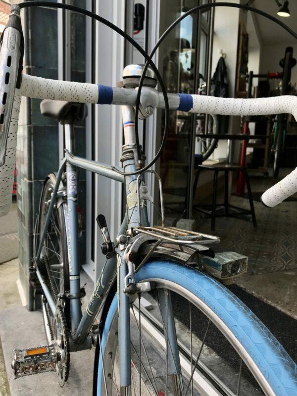 Randonneuse HELYETT T52 Vélo azuré Les Mains Dans Le Guidon