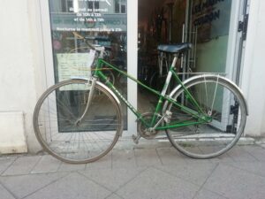 Vélo Peugeot semi-course vert Vélo vendu Les Mains Dans Le Guidon