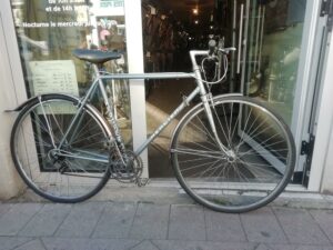 Vélo Vintage course Mercier avec guidon droit Vélo vendu Les Mains Dans Le Guidon