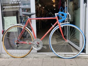 Vélo Azuré Bernard Dangre Rouge et bleu Vélo azuré Les Mains Dans Le Guidon