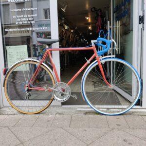 Vélo Azuré Bernard Dangre Rouge et bleu Vélo azuré Les Mains Dans Le Guidon
