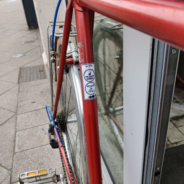 Vélo Azuré Bernard Dangre Rouge et bleu Vélo azuré Les Mains Dans Le Guidon