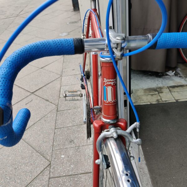 Vélo Azuré Bernard Dangre Rouge et bleu Vélo azuré Les Mains Dans Le Guidon