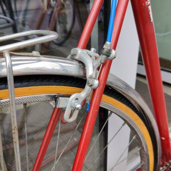 Vélo Azuré Bernard Dangre Rouge et bleu Vélo azuré Les Mains Dans Le Guidon