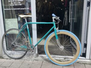 Vélo Single Speed Ville Bleu Vélo azuré Les Mains Dans Le Guidon