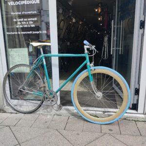 Vélo Single Speed Ville Bleu Vélo azuré Les Mains Dans Le Guidon