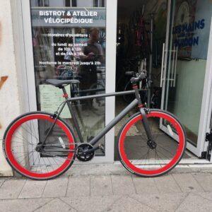 Single Speed / Fixie Noir Rouge Taille M-L Vélo en dépot-vente Les Mains Dans Le Guidon