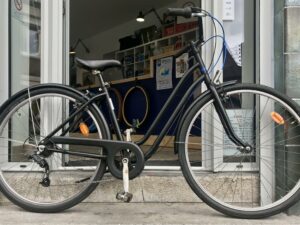 VTC DECATHLON Elops 100 Vélo azuré Les Mains Dans Le Guidon