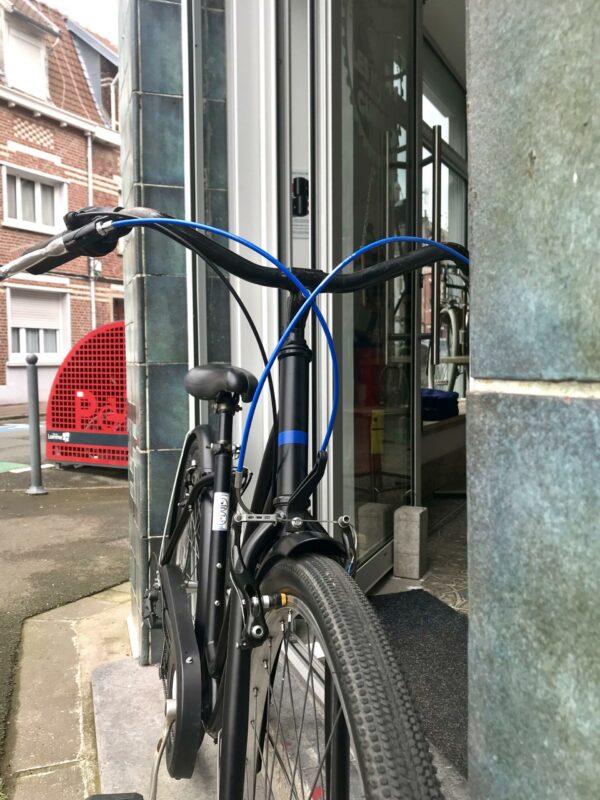 VTC DECATHLON Elops 100 Vélo azuré Les Mains Dans Le Guidon