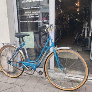 Vélo Motobécane ville « azuré » Vélo azuré Les Mains Dans Le Guidon