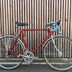 Randonneuse Europe Cycles taille 57 Vélo azuré Les Mains Dans Le Guidon
