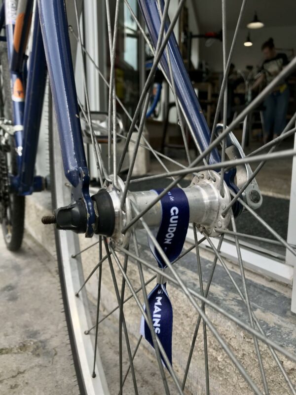 VTC Décathlon T Série T54 Vélo azuré Les Mains Dans Le Guidon