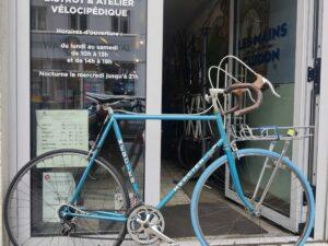 Vélo Mercier grande taille avec porte-bagage avant T62 Vélo azuré Les Mains Dans Le Guidon