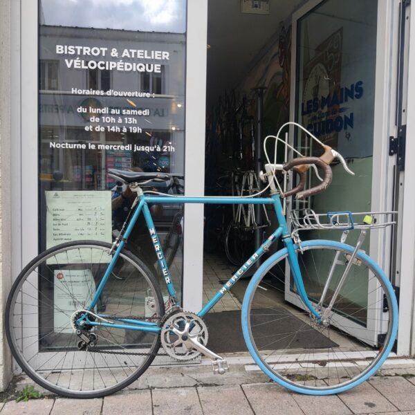 Vélo Mercier grande taille avec porte-bagage avant T62 Vélo azuré Les Mains Dans Le Guidon