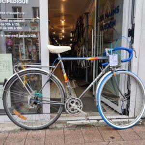 Randonneuse Peugeot demi-course Vélo azuré Les Mains Dans Le Guidon