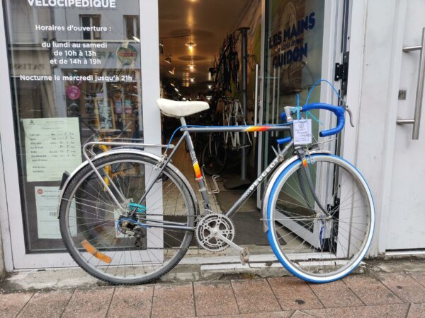 Randonneuse Peugeot demi-course Vélo azuré Les Mains Dans Le Guidon