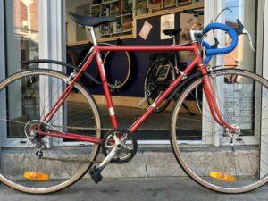 COURSE  Lecuppre T56 Vélo azuré Les Mains Dans Le Guidon