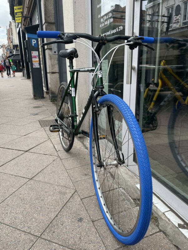 Vélo VTC All GT Terra Vélo azuré Les Mains Dans Le Guidon