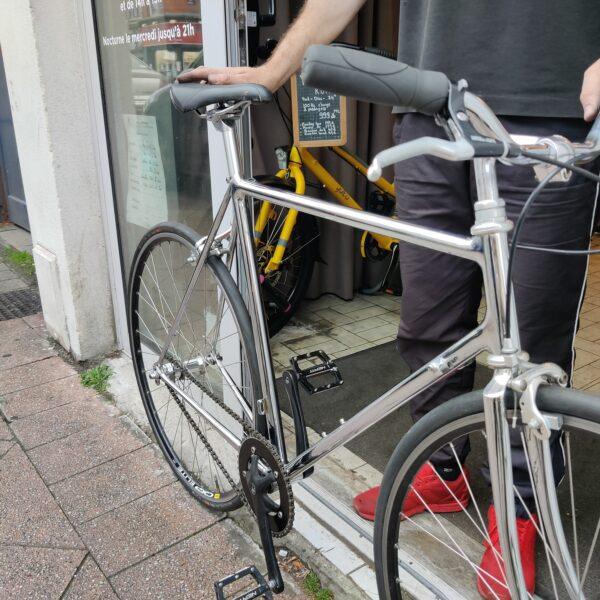 Single Speed Chrome T55 équipé Campagnolo Vélo en dépot-vente Les Mains Dans Le Guidon