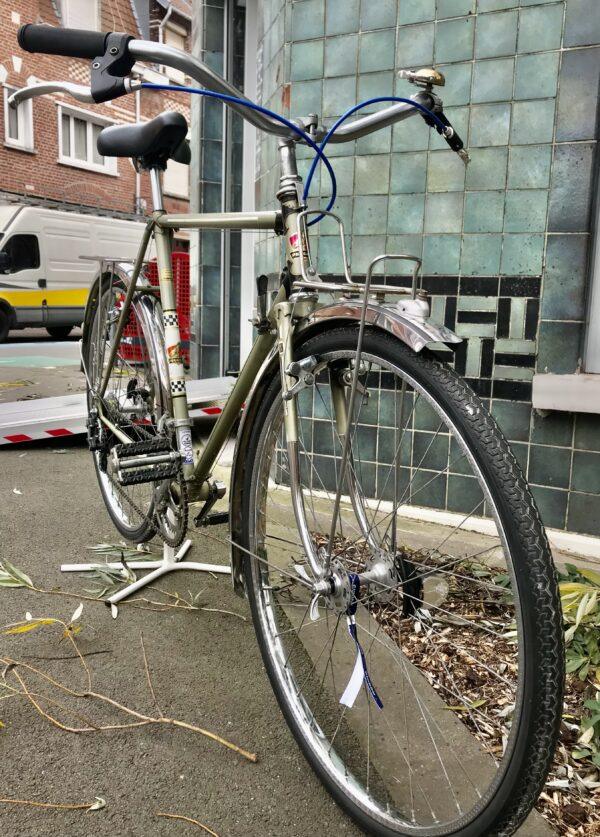 Randonneur Peugeot PX50 L 1973 T57 Vélo azuré Les Mains Dans Le Guidon