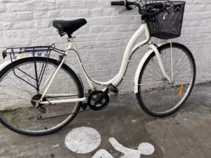 Vélo de ville blanc Non classé Les Mains Dans Le Guidon