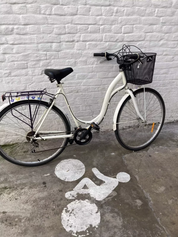 Vélo de ville blanc Non classé Les Mains Dans Le Guidon