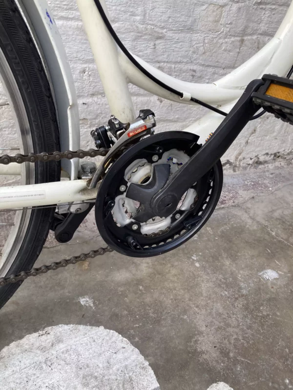 Vélo de ville blanc Non classé Les Mains Dans Le Guidon