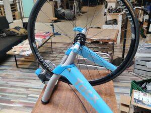 Home Trainer Tacx Satori avec roue et pneu d’entrainement Accessoire Les Mains Dans Le Guidon