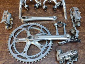 Groupe complet Shimano 600 Arabesque avec pédales Kyokuto Dérailleur arrière Les Mains Dans Le Guidon