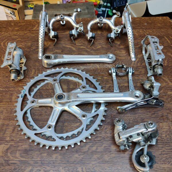 Groupe complet Shimano 600 Arabesque avec pédales Kyokuto Dérailleur arrière Les Mains Dans Le Guidon