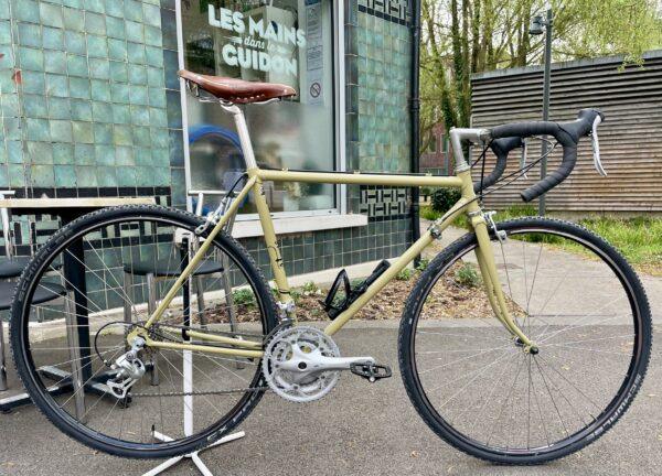 GRAVEL Vert Olive M Vélo en dépot-vente Les Mains Dans Le Guidon