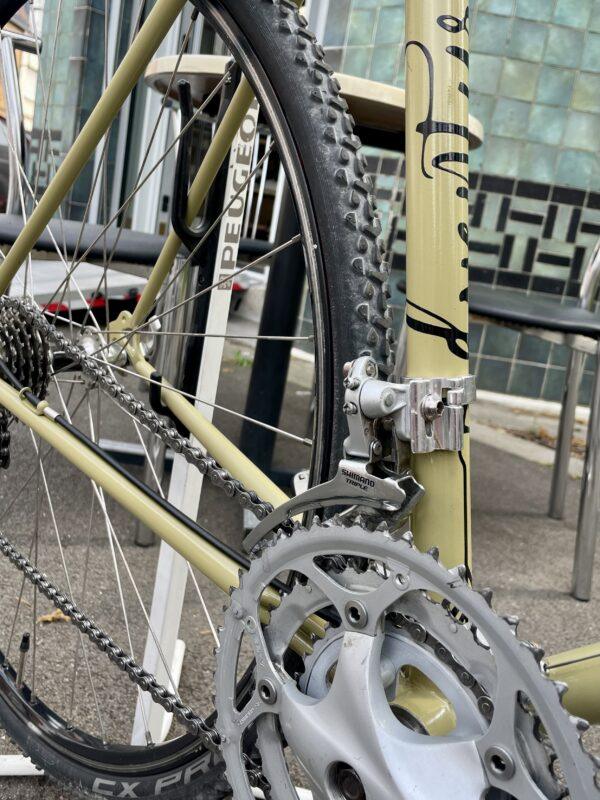 GRAVEL Vert Olive M Vélo en dépot-vente Les Mains Dans Le Guidon