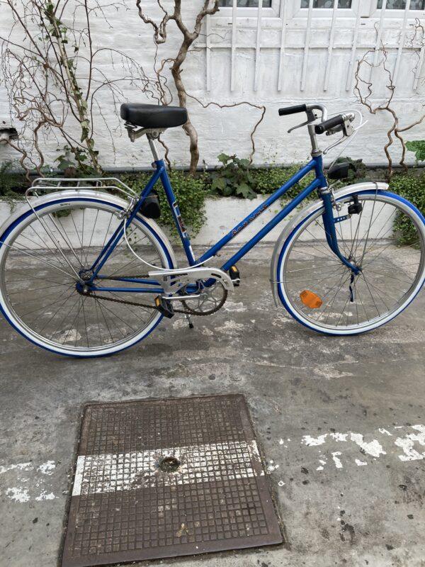 Favorit Ville mono-vitesse Vélo azuré Les Mains Dans Le Guidon