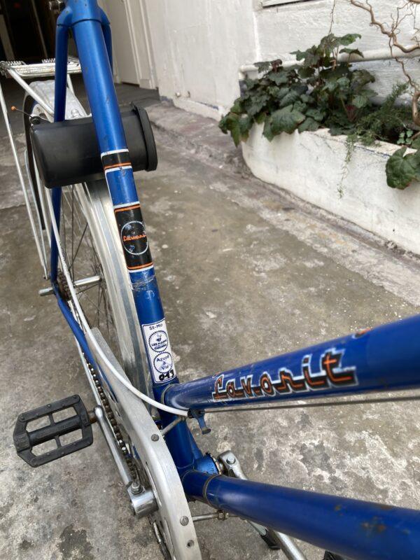 Favorit Ville mono-vitesse Vélo azuré Les Mains Dans Le Guidon