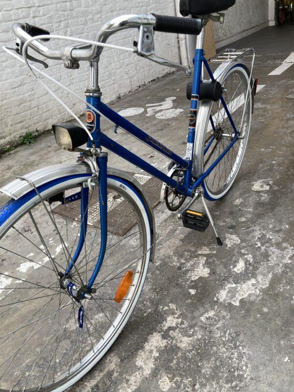 Favorit Ville mono-vitesse Vélo azuré Les Mains Dans Le Guidon