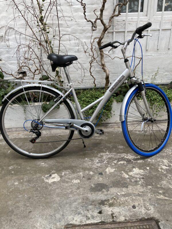 Decath City 7 Vélo azuré Les Mains Dans Le Guidon