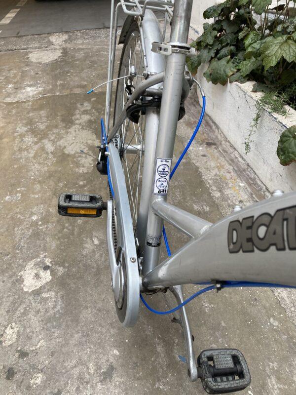 Decath City 7 Vélo azuré Les Mains Dans Le Guidon
