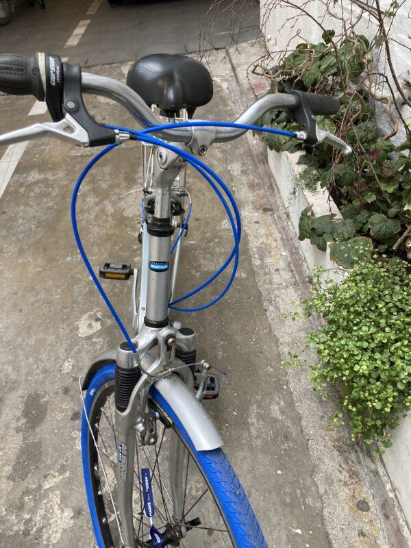 Decath City 7 Vélo azuré Les Mains Dans Le Guidon