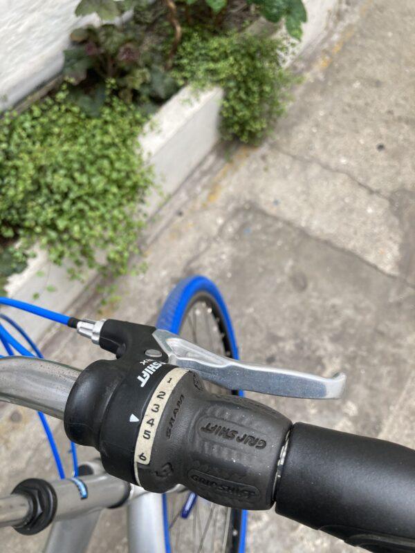Decath City 7 Vélo azuré Les Mains Dans Le Guidon
