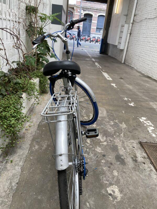 Decath City 7 Vélo azuré Les Mains Dans Le Guidon