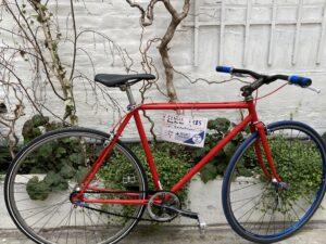 Single Speed Rouge Bleu Noir Vélo azuré Les Mains Dans Le Guidon