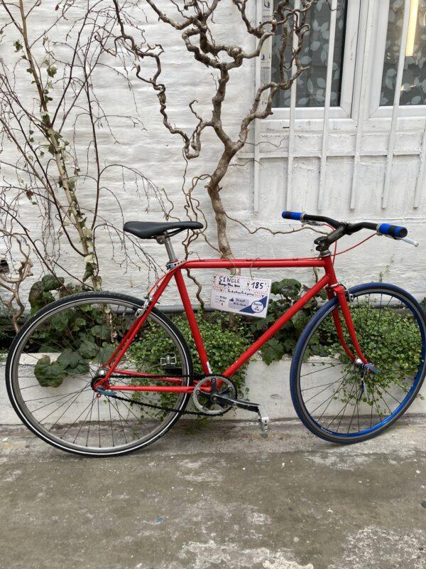 Single Speed Rouge Bleu Noir Vélo azuré Les Mains Dans Le Guidon