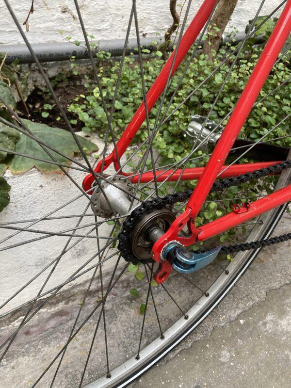 Single Speed Rouge Bleu Noir Vélo azuré Les Mains Dans Le Guidon