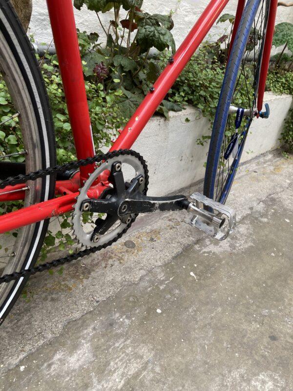 Single Speed Rouge Bleu Noir Vélo azuré Les Mains Dans Le Guidon