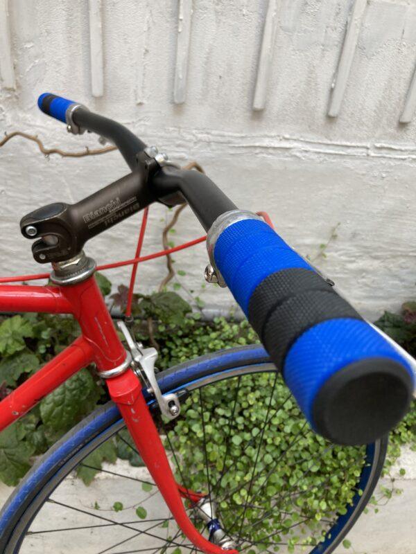 Single Speed Rouge Bleu Noir Vélo azuré Les Mains Dans Le Guidon