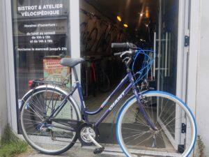 Vélo ville Giant Vélo azuré Les Mains Dans Le Guidon