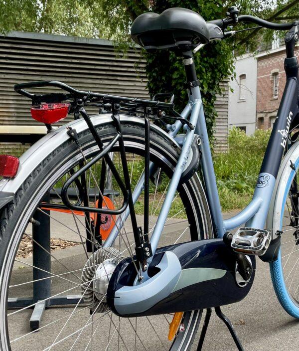 VILLE Btwin Elops6 L Vélo azuré Les Mains Dans Le Guidon