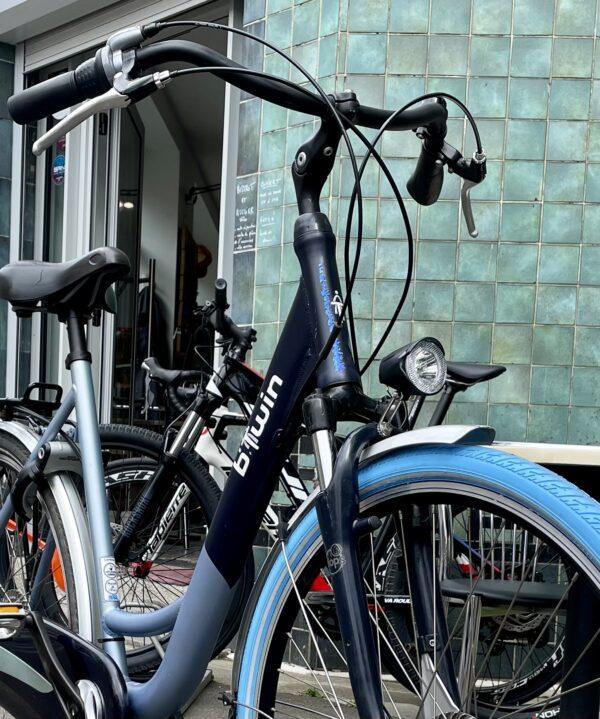 VILLE Btwin Elops6 L Vélo azuré Les Mains Dans Le Guidon